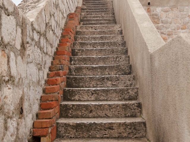 Dubrovnik battlement staircase